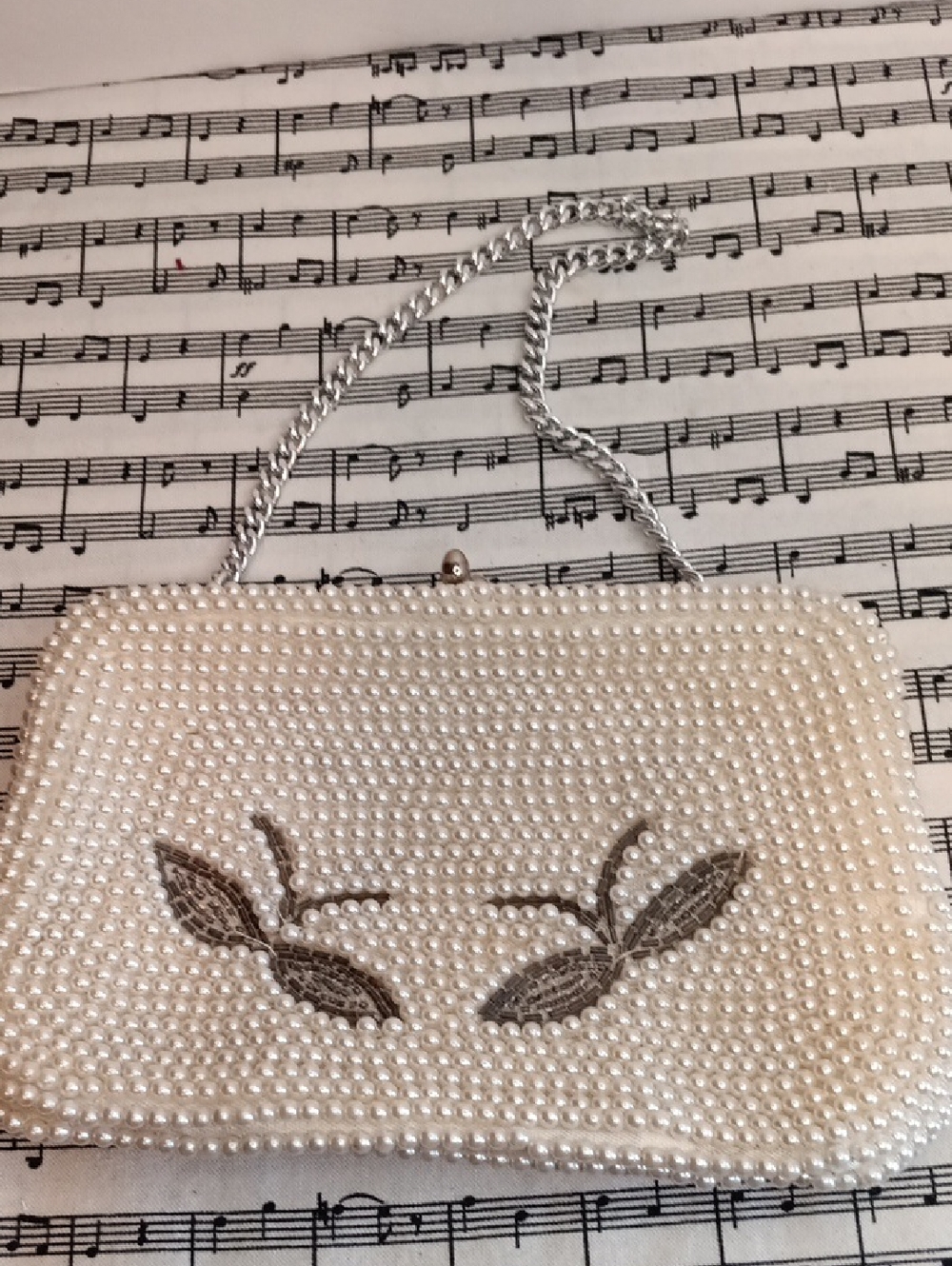 Vintage Pearl-Embellished Ivory Evening Clutch with Silver Chain Japan